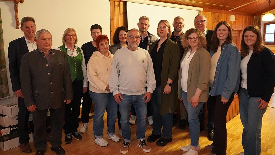 B&uuml;rgermeister Herbert Sporrer (hinten l.) mit Anton Wieser (v.l.) , Brigitte R&ouml;ll, Thomas Mumhofer, Angelika P&ouml;llmann, Regina Wieser, Stefan P&ouml;llmann, Alexander Hobmeier, Karin Arbinger, Armin Altmann, Sylvia Wittmann, Thomas R&ouml;ll, Christine Altmannshofer und Caroline Hasreiter. Hilde Frischut, Inge Falkenberg und Regina Straubinger sind nicht auf dem Bild.