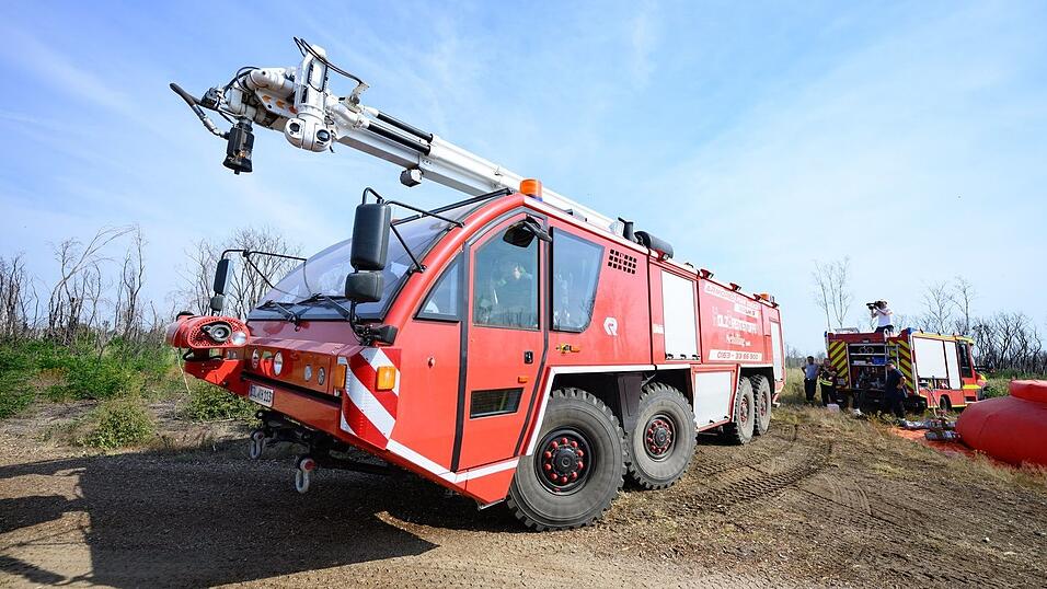 In der Gorischheide ist die Feuerwehr auch mit Sonderfahrzeugen vor Ort.