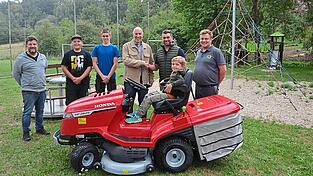 Thomas Roßmann (rechts) lieferte den neuen Rasenmähertraktor der Spielplatzfreunde Osterwaal persönlich aus, auf dem Qurin Dreier schon einmal Platz nehmen durfte. Vereinsvorsitzender Michael Dreier bedankte sich bei Bürgermeister Holger Nick (v.r.) für die Förderung aus der Marktkasse; daneben warten schon die beiden Rasenmäherfahrer Julian Gruber und Hannes Steger mit dem Vereinsmitglied Marco Volpe auf ihren Einsatz. Thomas Roßmann (rechts) lieferte den neuen Rasenmähertraktor der Spielplatzfreunde Osterwaal persönlich aus, auf dem Qurin Dreier schon einmal Platz nehmen durfte. Vereinsvorsitzender Michael Dreier bedankte sich bei Bürgermeister Holger Nick (v.r.) für die Förderung aus der Marktkasse; daneben warten schon die beiden Rasenmäherfahrer Julian Gruber und Hannes Steger mit dem Vereinsmitglied Marco Volpe auf ihren Einsatz.