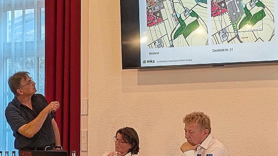Planer Thomas Althammer (l.) stellte dem Eichendorfer Marktrat am Donnerstag das neue Gewerbe- und Wohngebiet in Aufhausen vor. Planer Thomas Althammer (l.) stellte dem Eichendorfer Marktrat am Donnerstag das neue Gewerbe- und Wohngebiet in Aufhausen vor.
