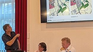 Planer Thomas Althammer (l.) stellte dem Eichendorfer Marktrat am Donnerstag das neue Gewerbe- und Wohngebiet in Aufhausen vor. Planer Thomas Althammer (l.) stellte dem Eichendorfer Marktrat am Donnerstag das neue Gewerbe- und Wohngebiet in Aufhausen vor.