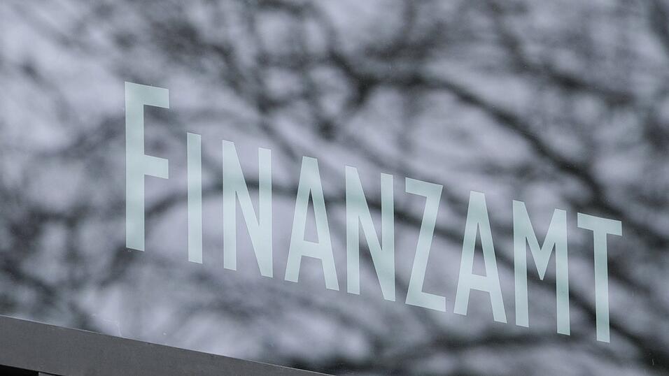 Auch bei falschen Anschuldigungen dürfen die Finanzämter anonyme Anzeigen in der Regel geheim halten. (Symbolbild) Auch bei falschen Anschuldigungen dürfen die Finanzämter anonyme Anzeigen in der Regel geheim halten. (Symbolbild)