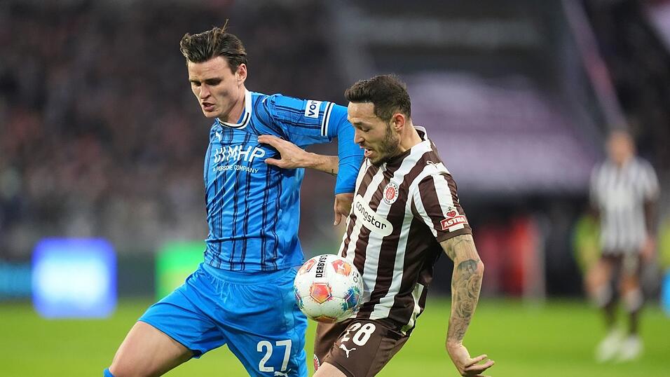 Thomas Keller (l, 1. FC Heidenheim 1846) und Mathias Pereira Lage (FC St. Pauli) kämpfen um den Ball. Thomas Keller (l, 1. FC Heidenheim 1846) und Mathias Pereira Lage (FC St. Pauli) kämpfen um den Ball.
