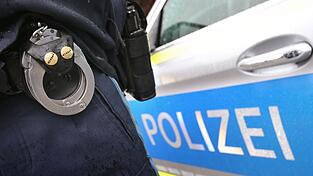 Ein Verdächtiger wurde am Tatort festgenommen. (Symbolbild) Ein Verdächtiger wurde am Tatort festgenommen. (Symbolbild)