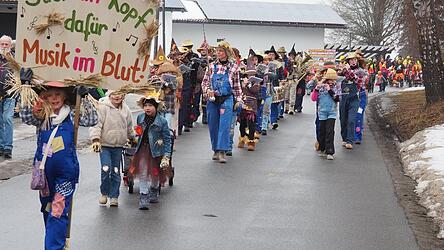 Der Zellertal-Spielmannszug er&ouml;ffnete im Vogelscheuchen-Look den Arnbrucker Faschingszug.