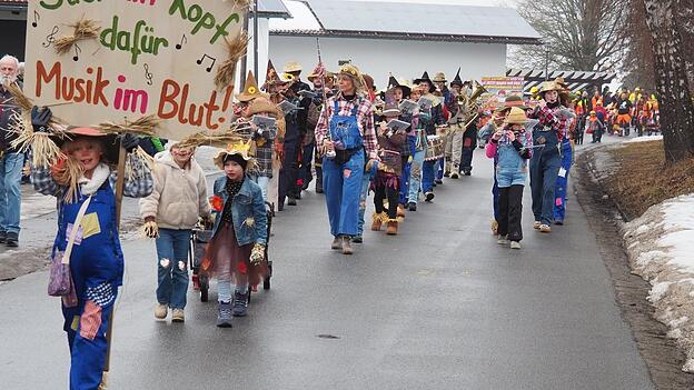 Der Zellertal-Spielmannszug er&ouml;ffnete im Vogelscheuchen-Look den Arnbrucker Faschingszug.