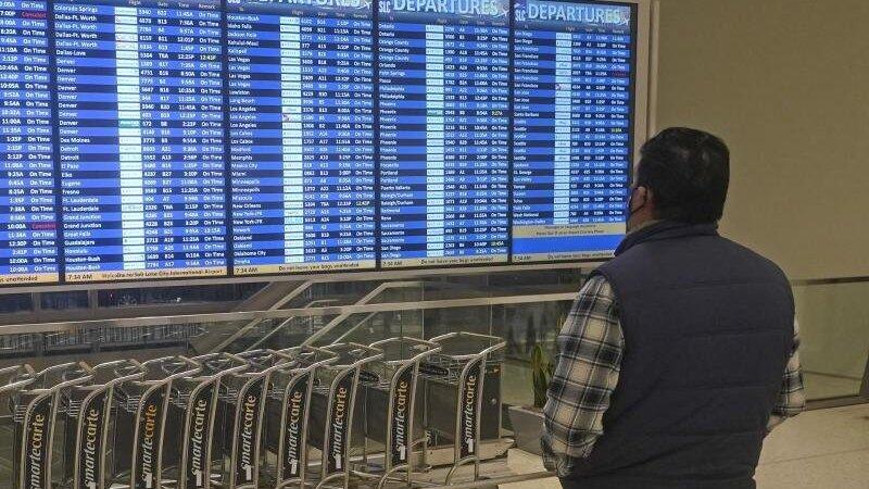 Wegen der Omikron-Variante haben mehrere US-Airlines Berichten zufolge zahlreiche Verbindungen an den Weihnachtsfeiertagen gestrichen. Wegen der Omikron-Variante haben mehrere US-Airlines Berichten zufolge zahlreiche Verbindungen an den Weihnachtsfeiertagen gestrichen.