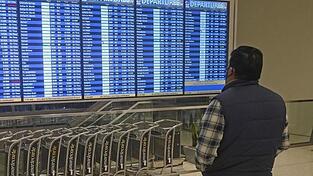 Wegen der Omikron-Variante haben mehrere US-Airlines Berichten zufolge zahlreiche Verbindungen an den Weihnachtsfeiertagen gestrichen.