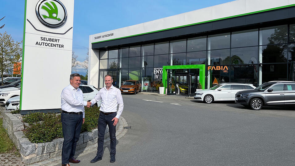Michael Fleischmann (r.) und Bernhard Seubert vor der Firma Seubert Autocenter in Straubing.