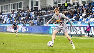 Der Regensburger Top-Scorer Noel Eichinger (fünf Tore, vier Vorlagen), der den 3:0-Heimsieg gegen Mannheim verpasst hat, dürfte nach überstandenem Infekt startklar sein für die Partie in Brandenburg. Der Regensburger Top-Scorer Noel Eichinger (fünf Tore, vier Vorlagen), der den 3:0-Heimsieg gegen Mannheim verpasst hat, dürfte nach überstandenem Infekt startklar sein für die Partie in Brandenburg.