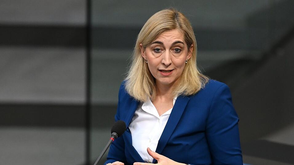Nina Warken (CDU), Bundesministerin f&uuml;r Gesundheit, stellt die Sparpl&auml;ne vor.