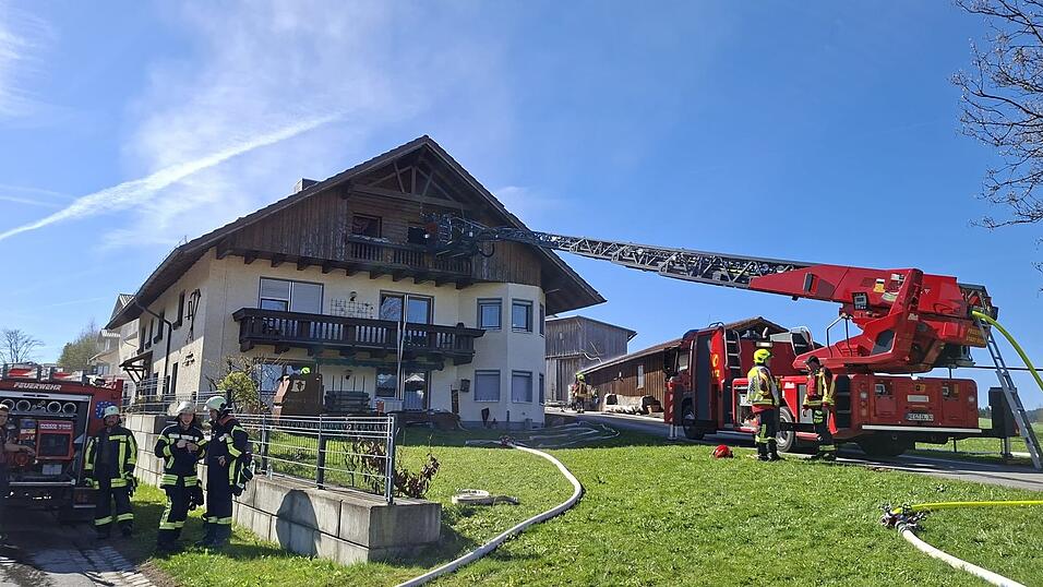 Zirka 150 Feuerwehr-Kräfte mit schwerem Gerät brachten den Brand schnell unter Kontrolle. Zirka 150 Feuerwehr-Kräfte mit schwerem Gerät brachten den Brand schnell unter Kontrolle.