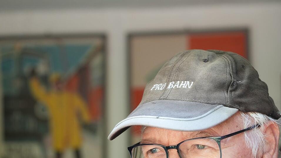 Mehr als zehn Jahre hat Karl Bürger dafür gekämpft, dass auch heute noch Züge in Walpertskirchen halten. Mehr als zehn Jahre hat Karl Bürger dafür gekämpft, dass auch heute noch Züge in Walpertskirchen halten.