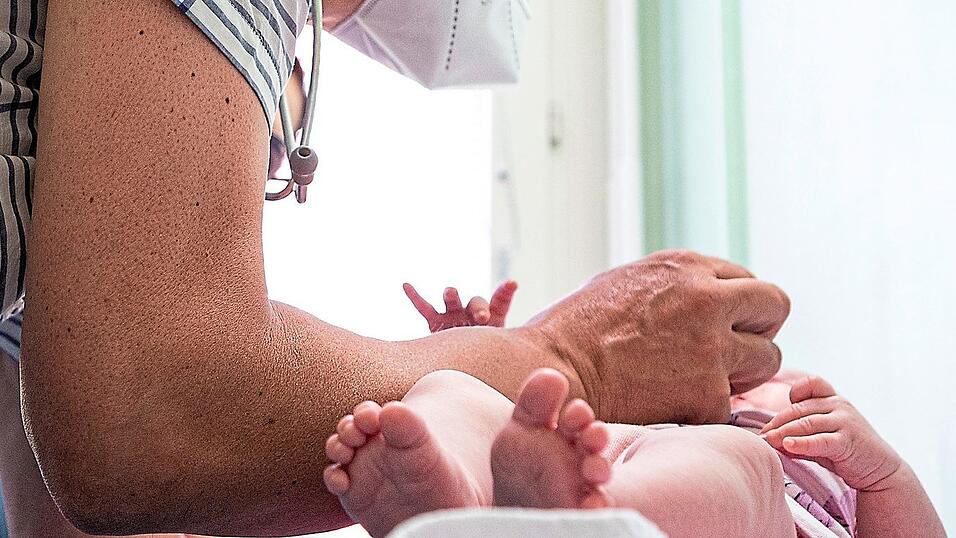 Ein Kinder- und Jugendarzt verabreicht einem Baby eine Schluckimpfung. In Regensburg ist die Suche nach einem Kinderarzt f&uuml;r eine werdende Mutter nicht leicht, wie sie berichtet