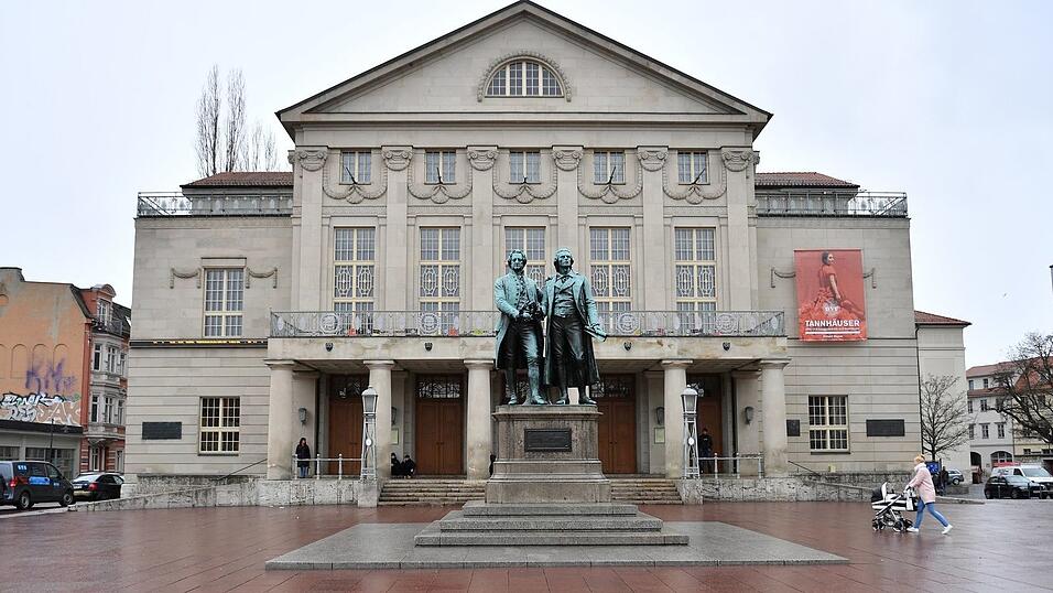 Das Deutsche Nationaltheater Weimar (DNT) mit dem Goethe-Schiller-Denkmal. (Archivbild) Das Deutsche Nationaltheater Weimar (DNT) mit dem Goethe-Schiller-Denkmal. (Archivbild)