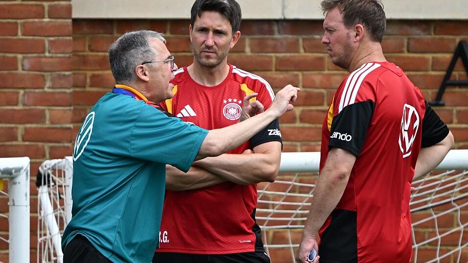 Andreas Rettig (l.) vertritt bei den Pr&auml;mienverhandlungen die DFB-Seite.
