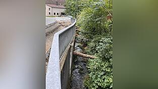 Die Stützmauer braucht selber Unterstützung: Holzpfähle helfen derzeit mit, sie in Position zu halten. Die Stützmauer braucht selber Unterstützung: Holzpfähle helfen derzeit mit, sie in Position zu halten.