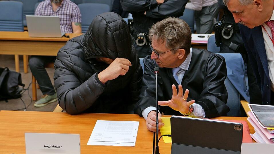 Auch versuchter Mord wird den Angeklagten vor dem Landgericht Traunstein vorgeworfen.