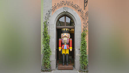 Der 1,60 Meter gro&szlig;e Nussknacker war vor einer B&auml;ckerei im Taubeng&auml;&szlig;chen zu finden. (Symbolbild)