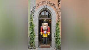 Der 1,60 Meter gro&szlig;e Nussknacker war vor einer B&auml;ckerei im Taubeng&auml;&szlig;chen zu finden. (Symbolbild)