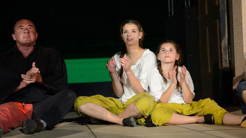 In der Pause hatte die Showtanzgruppe 'Flip Flops' Zeit, ihr ganzes Können zu präsentieren. (Fotos: Ulli Scharrer) In der Pause hatte die Showtanzgruppe 'Flip Flops' Zeit, ihr ganzes Können zu präsentieren. (Fotos: Ulli Scharrer)