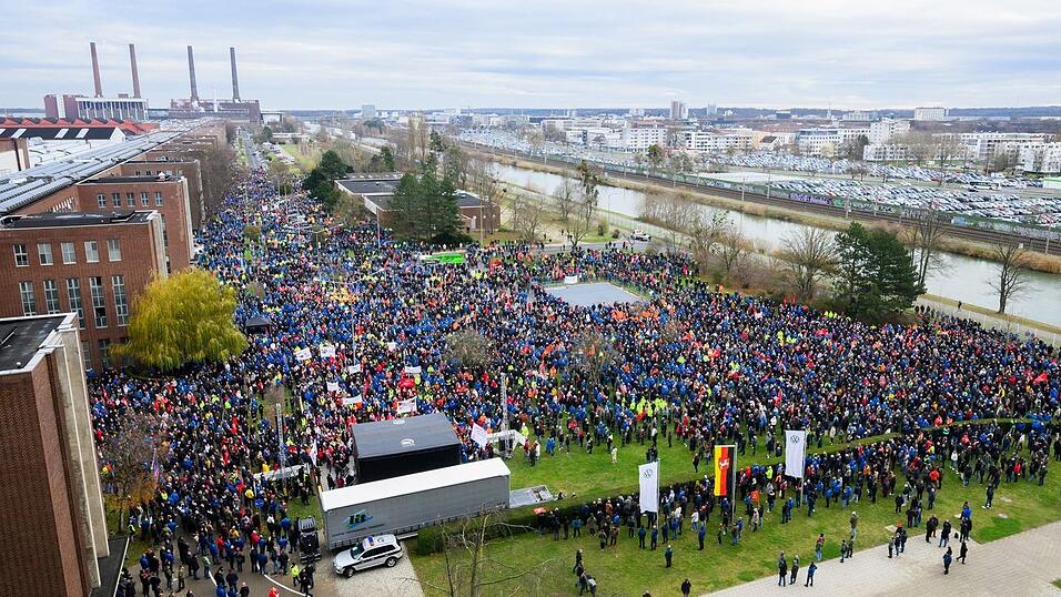 Kundgebung beim Warnstreik 2024: Am selben Ort will die IG Metall nun gegen die neuen Sparpläne demonstrieren - zunächst aber mit deutlich weniger Teilnehmern. (Archivbild) Kundgebung beim Warnstreik 2024: Am selben Ort will die IG Metall nun gegen die neuen Sparpläne demonstrieren - zunächst aber mit deutlich weniger Teilnehmern. (Archivbild)