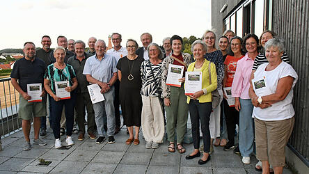 56 Sportler wurden für ihre TSV-Mitgliedschaft zwischen 25 und 70 Jahre geehrt - ein Teil war persönlich zur Versammlung gekommen. 56 Sportler wurden für ihre TSV-Mitgliedschaft zwischen 25 und 70 Jahre geehrt - ein Teil war persönlich zur Versammlung gekommen.