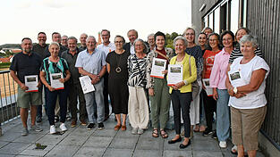 56 Sportler wurden für ihre TSV-Mitgliedschaft zwischen 25 und 70 Jahre geehrt - ein Teil war persönlich zur Versammlung gekommen. 56 Sportler wurden für ihre TSV-Mitgliedschaft zwischen 25 und 70 Jahre geehrt - ein Teil war persönlich zur Versammlung gekommen.