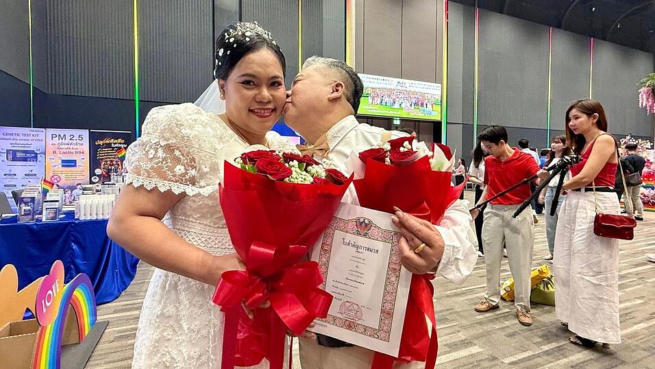 Zahlreiche Paare kamen zu einer Massenhochzeit ins Einkaufszentrum Siam Paragon in Bangkok. Zahlreiche Paare kamen zu einer Massenhochzeit ins Einkaufszentrum Siam Paragon in Bangkok.