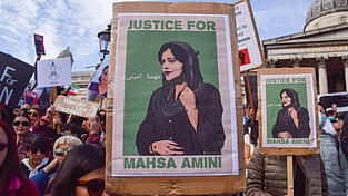 Zeichnung von Mahsa Amini. Ihr Tod war Auslöser der Proteste.