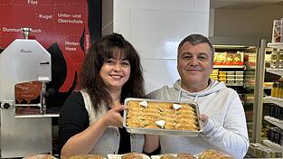 Selma und Emra Sarikaya begr&uuml;&szlig;en die Kunden mit Herzlichkeit und Liebe zu ihren Produkten.