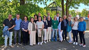 50 Jahre Abi: Zu Beginn des Klassentreffens stellten sich die Teilnehmer zum Erinnerungsfoto am Gymnasium auf.