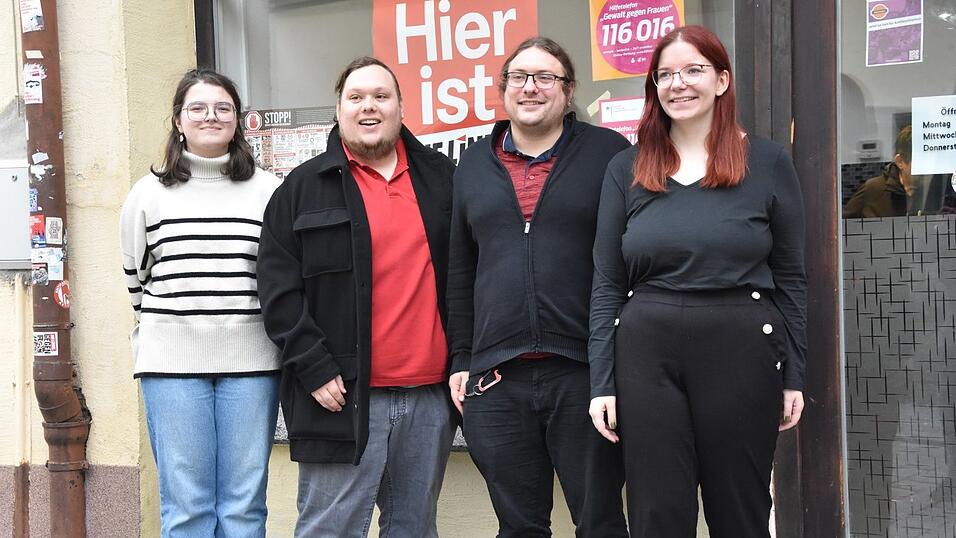 Sie führen die Liste der Linken in Straubing an (v.l.): Sara Zwack, Maximilian Spielbauer, Johannes Spielbauer und Rebecca Pummer. Sie führen die Liste der Linken in Straubing an (v.l.): Sara Zwack, Maximilian Spielbauer, Johannes Spielbauer und Rebecca Pummer.