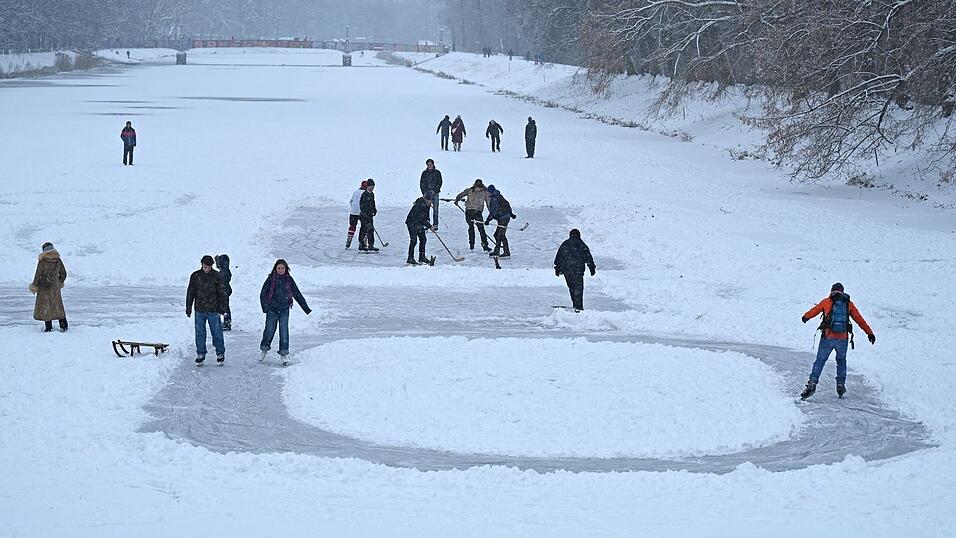Die schönen Seiten des Winters: Schlittschuhlaufen in Leipzig. Die schönen Seiten des Winters: Schlittschuhlaufen in Leipzig.