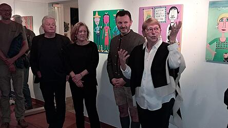 Werke der K&uuml;nstlerin Irene Fastner pr&auml;sentierte die Galerie Woferlhof seit Samstag. Bei der Vernissage (v.l.) Florian Sendtner, Irene Fastner, B&uuml;rgermeister Markus Hofmann und Elisabeth Lerche.