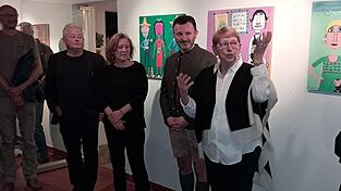 Werke der K&uuml;nstlerin Irene Fastner pr&auml;sentierte die Galerie Woferlhof seit Samstag. Bei der Vernissage (v.l.) Florian Sendtner, Irene Fastner, B&uuml;rgermeister Markus Hofmann und Elisabeth Lerche.