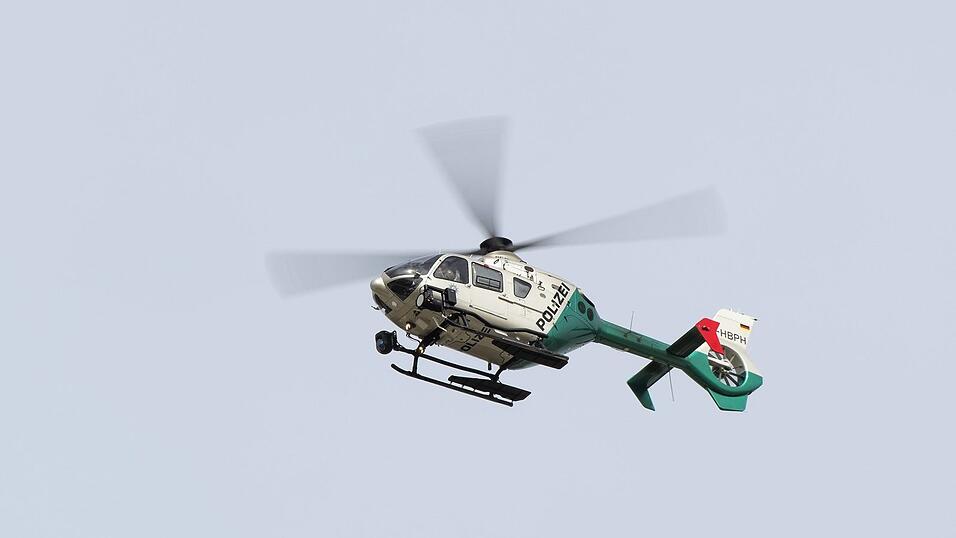 Ein Polizeihubschrauber über dem Stadtgebiet Moosburg sorgte in der vergangenen Nacht für Besorgnis. Ein Polizeihubschrauber über dem Stadtgebiet Moosburg sorgte in der vergangenen Nacht für Besorgnis.