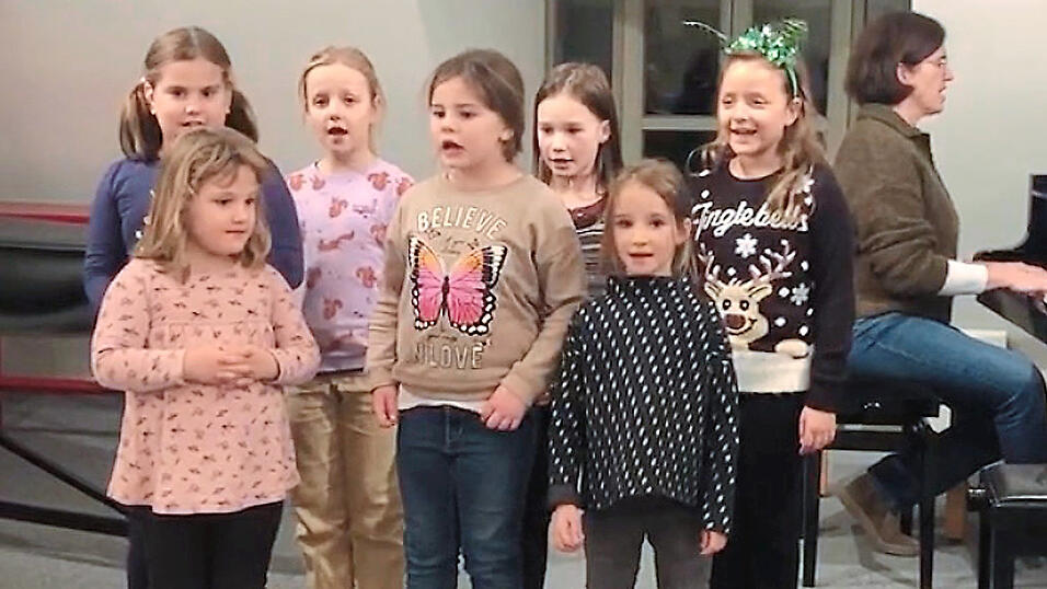 Der Kinderchor der Kreismusikschule probt jeden Donnerstag von 17 bis 17.45 Uhr. Wer mitmachen möchte, darf jederzeit zu einer Schnupperstunde vorbeischauen. Nach den Osterferien geht es wieder los. Mehr Infos gibt es unter Telefon 09961/942000 Der Kinderchor der Kreismusikschule probt jeden Donnerstag von 17 bis 17.45 Uhr. Wer mitmachen möchte, darf jederzeit zu einer Schnupperstunde vorbeischauen. Nach den Osterferien geht es wieder los. Mehr Infos gibt es unter Telefon 09961/942000