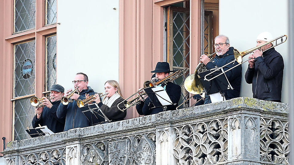 Die Landshuter Turmbl&auml;ser spielten auch in diesem Jahr am Neujahrstag f&uuml;r die Landshuter ein kleines Konzert vom Rathausbalkon. Dazu gab es Sekt von den Freien W&auml;hlern.