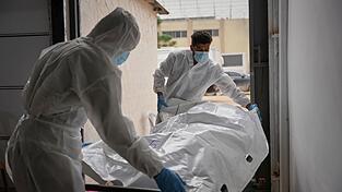 Aus Israel übermittelte Leichen von Palästinensern im Süden des Gazastreifens. (Archivbild) Aus Israel übermittelte Leichen von Palästinensern im Süden des Gazastreifens. (Archivbild)