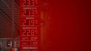 An der Tankstelle bekommen die Menschen die Folgen des Iran-Kriegs zu sp&uuml;ren. (Archivbild)