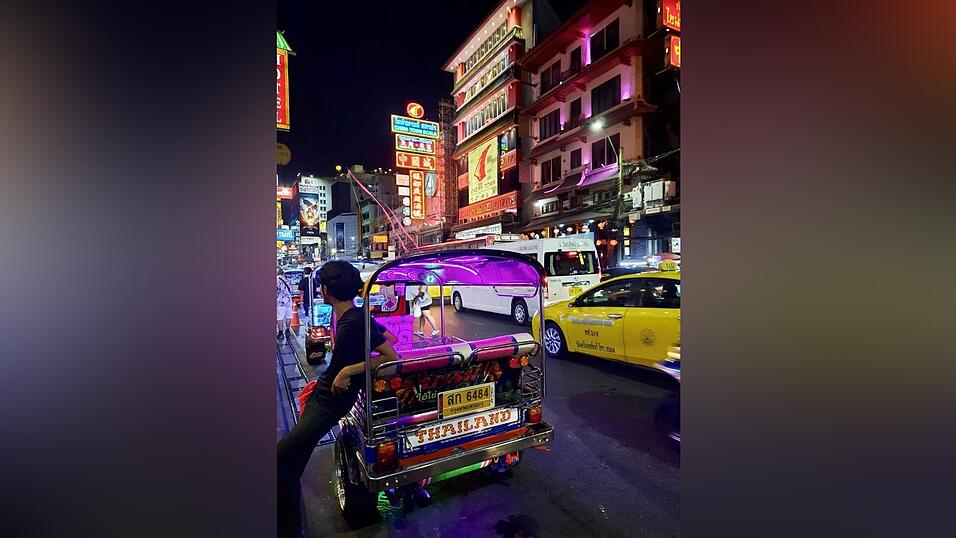 Viele Tuk-Tuks sind abends grell beleuchtet und spielen laute Musik. Viele Tuk-Tuks sind abends grell beleuchtet und spielen laute Musik.