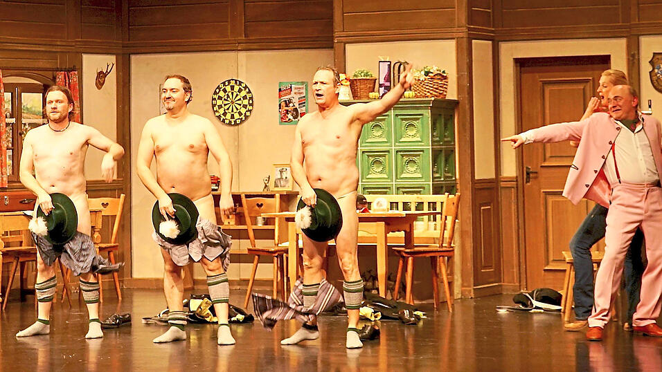 Wer beeindrucken will, muss was zeigen. Also geizten (v. l.) Tom, Florian und Markus nicht mit ihren Reizen und zeigten fast alles. Aufmerksam beobachtet von Olaf und Kristina.