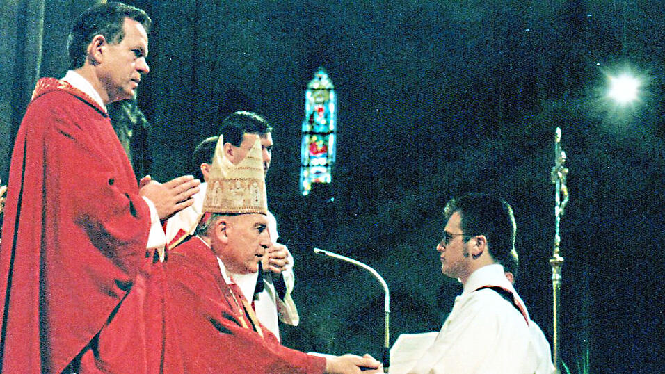 Am 29. Juni ist es exakt 25 Jahre her, dass Holger Kruschina mit 14 Studienkollegen im Regensburger Dom von Bischof Manfred Müller zum Priester geweiht wurde. Am 29. Juni ist es exakt 25 Jahre her, dass Holger Kruschina mit 14 Studienkollegen im Regensburger Dom von Bischof Manfred Müller zum Priester geweiht wurde.