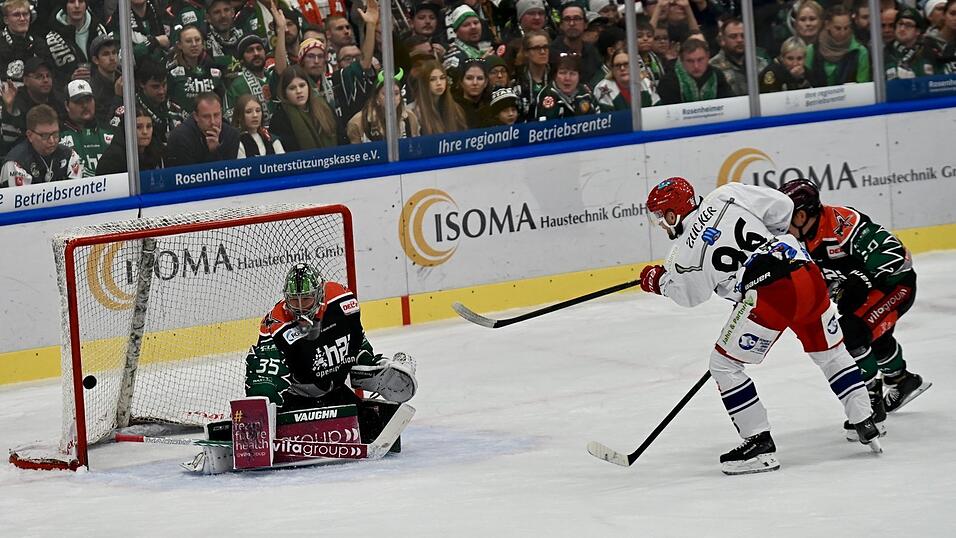 WIE VERHEXT: 31 Schüsse feuerte der EV Landshut - hier Stürmer David Zucker (im weißen Retro-Leiberl) - laut offizieller Statistik in 65 Spielminuten auf den Kasten des finnischen Starbulls-Keepers Oskar Autio ab. Ein Treffer sprang freilich nicht heraus. WIE VERHEXT: 31 Schüsse feuerte der EV Landshut - hier Stürmer David Zucker (im weißen Retro-Leiberl) - laut offizieller Statistik in 65 Spielminuten auf den Kasten des finnischen Starbulls-Keepers Oskar Autio ab. Ein Treffer sprang freilich nicht heraus.