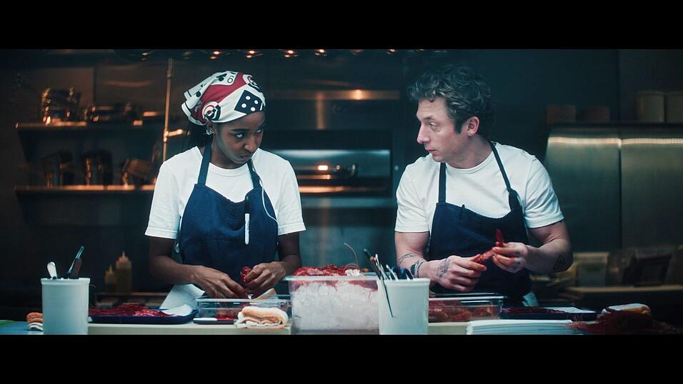 Wie geht es weiter für Koch Carmen «Carmy» Berzatto (Jeremy Allen White, rechts) und seine nicht minder talentierte Kollegin Sydney Adamu (Ayo Edebiri)? Das Restaurant «The Bear» steht in der fünften Staffel am Scheidepunkt. Wie geht es weiter für Koch Carmen «Carmy» Berzatto (Jeremy Allen White, rechts) und seine nicht minder talentierte Kollegin Sydney Adamu (Ayo Edebiri)? Das Restaurant «The Bear» steht in der fünften Staffel am Scheidepunkt.