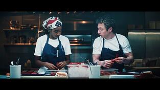 Wie geht es weiter für Koch Carmen «Carmy» Berzatto (Jeremy Allen White, rechts) und seine nicht minder talentierte Kollegin Sydney Adamu (Ayo Edebiri)? Das Restaurant «The Bear» steht in der fünften Staffel am Scheidepunkt. Wie geht es weiter für Koch Carmen «Carmy» Berzatto (Jeremy Allen White, rechts) und seine nicht minder talentierte Kollegin Sydney Adamu (Ayo Edebiri)? Das Restaurant «The Bear» steht in der fünften Staffel am Scheidepunkt.
