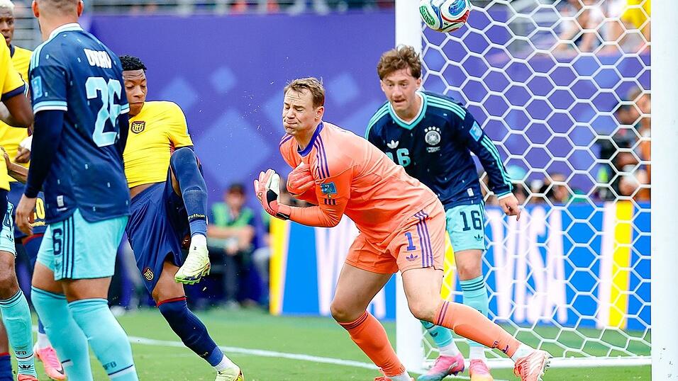 Ups, der Ball landet im Tor. Manuel Neuer weist aber einen Torwartfehler zurück. Ups, der Ball landet im Tor. Manuel Neuer weist aber einen Torwartfehler zurück.