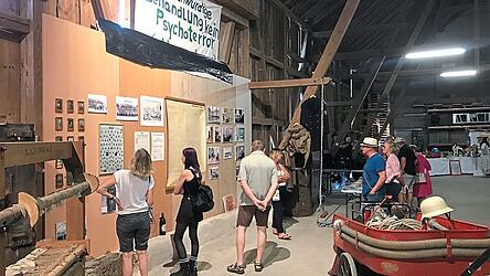 In einer Scheune des offenen Vollzugs war eine sehr interessante Ausstellung mit Fundstücken aus der langen Geschichte des Jusitzvollzugs an der Äußeren Passauer Straße zu sehen. In einer Scheune des offenen Vollzugs war eine sehr interessante Ausstellung mit Fundstücken aus der langen Geschichte des Jusitzvollzugs an der Äußeren Passauer Straße zu sehen.