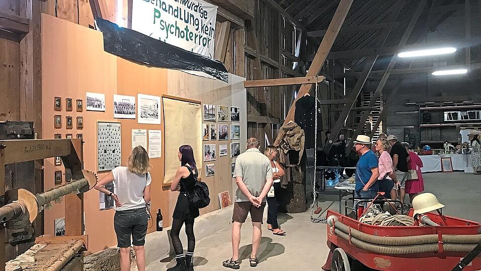 In einer Scheune des offenen Vollzugs war eine sehr interessante Ausstellung mit Fundst&uuml;cken aus der langen Geschichte des Jusitzvollzugs an der &Auml;u&szlig;eren Passauer Stra&szlig;e zu sehen.
